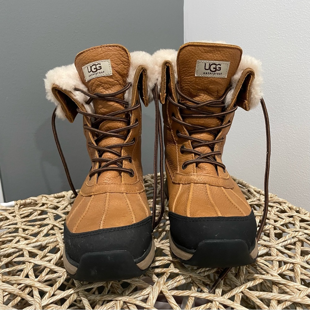Ugg Adirondack Women’s Boots Size 9 - Excellent Condition Like New